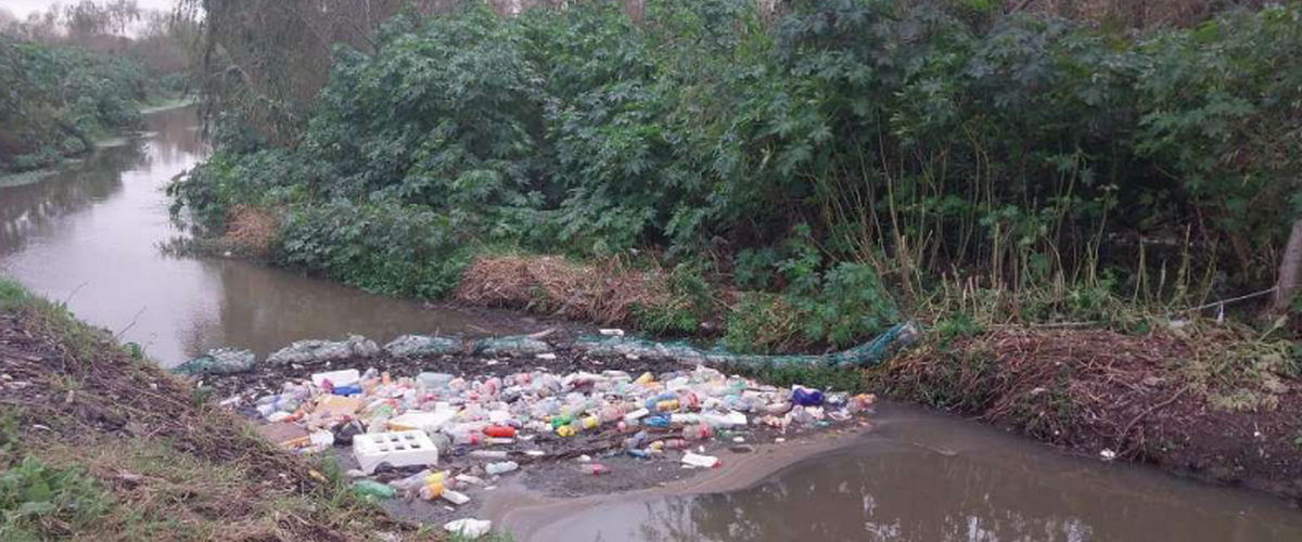Biobarda en arroyo Mallada (San José) para retener residuos sólidos